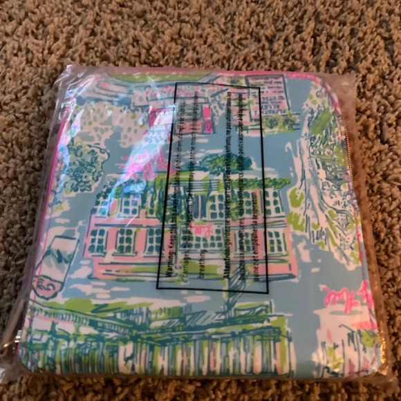 New Lilly Pulitzer Getaway Packable Tote
Retail $74
: Multi Lilly Loves Philly - Picture 5 of 6